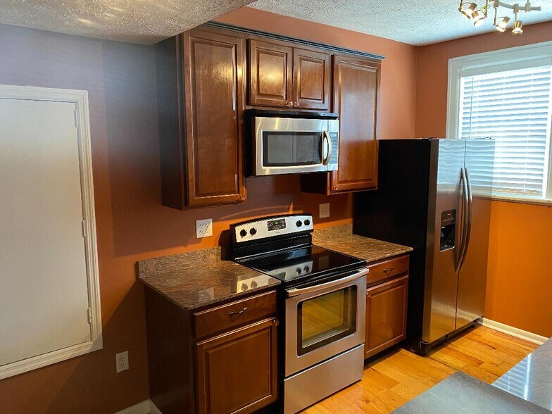 Kitchen Stove Microwave Fridge - 2737 Riverside Ave