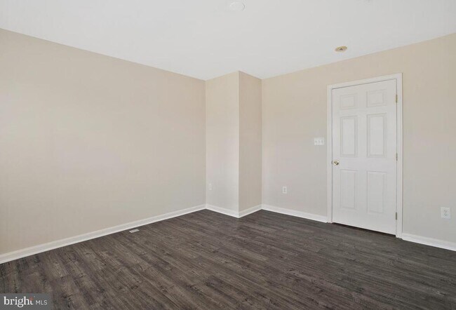 Building Photo - 7641 Fairbrook Rd