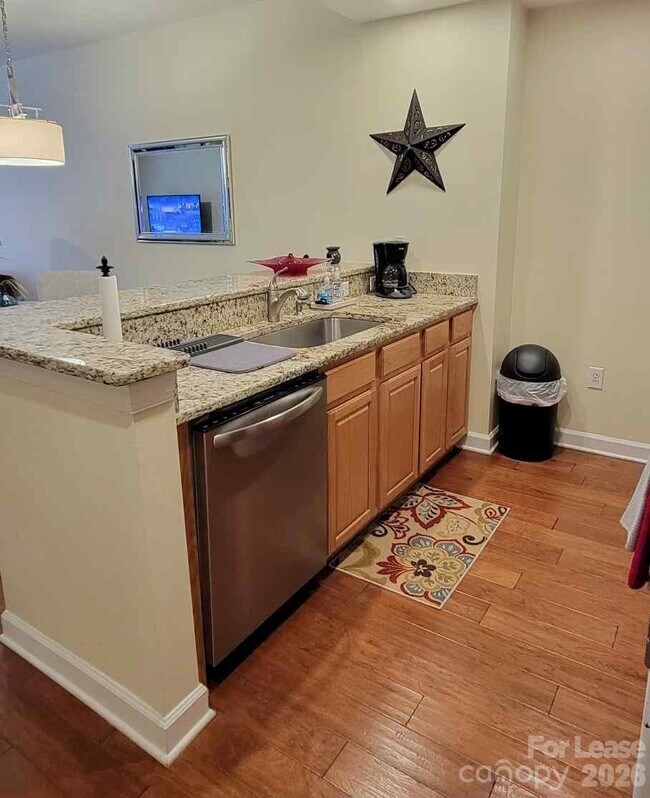 Building Photo - 718 W Trade St