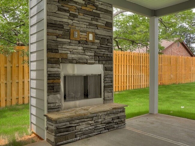 Building Photo - Centrally Located Home Sweet Home
