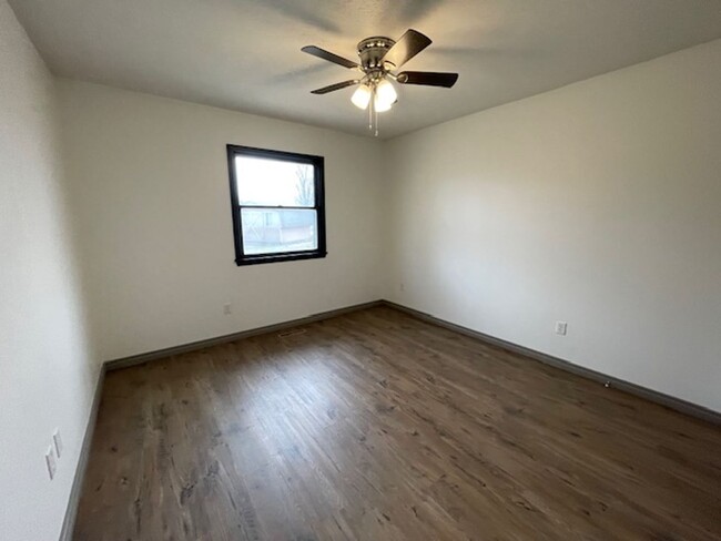 Building Photo - ALL BRICK HOME IN NIXA Located in McCroske...