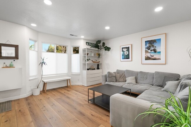 Building Photo - 3850 Bramble Ln