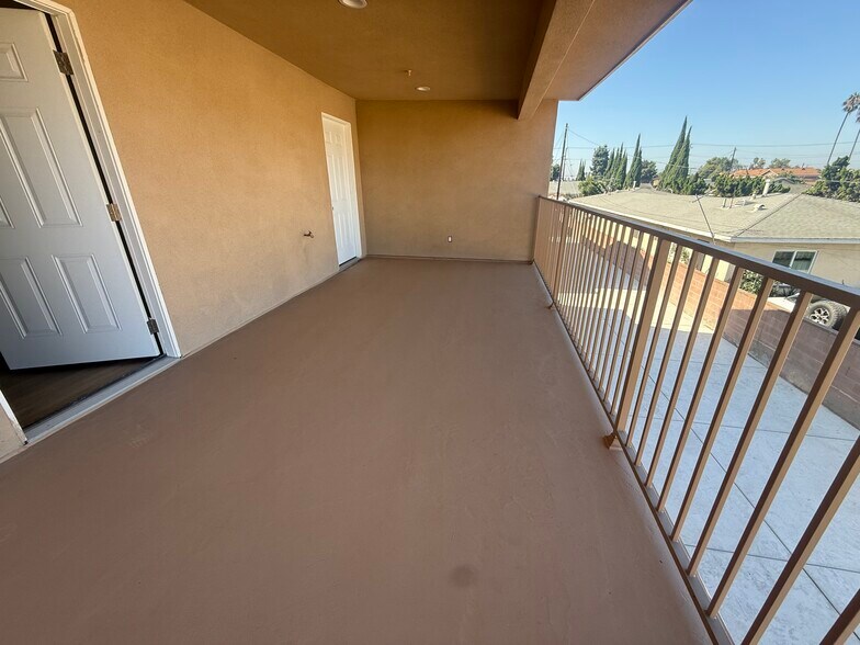 Building Photo - 4827 Santa Ana St