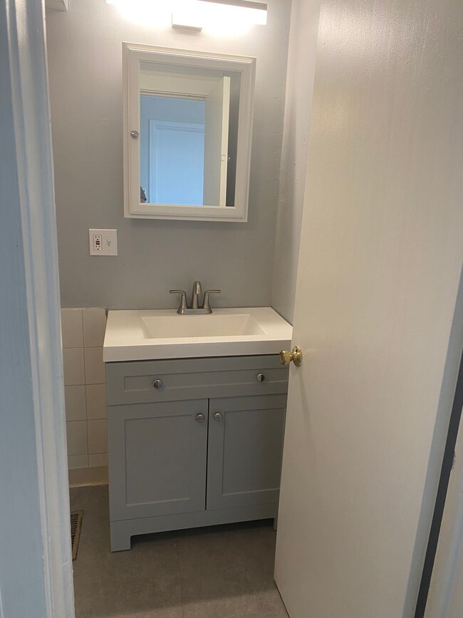 Building Photo - Cozy Single Bungalow right in the Wedge! A...