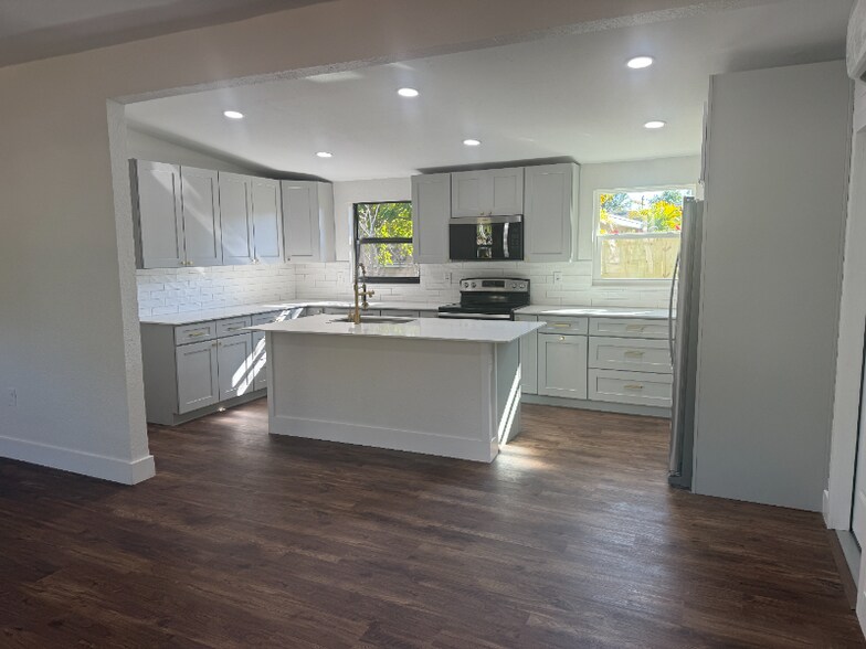 Building Photo - 3000 Karen Ave