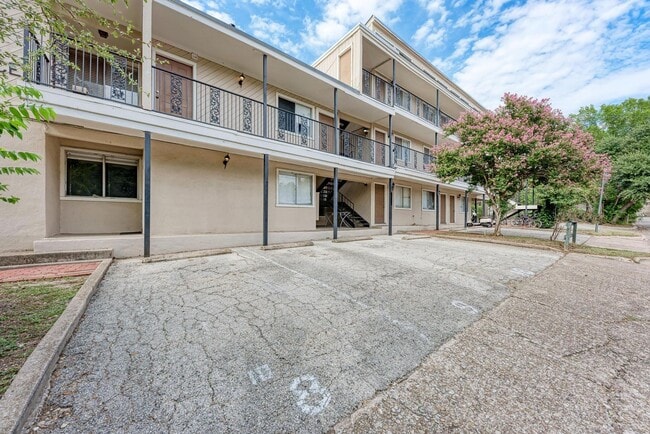 Building Photo - 2 month lease cute 1-1 blocks from campus and 1 block from UT shuttle