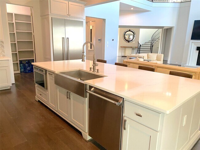 Building Photo - 4642 Devon St