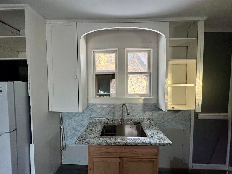 Building Photo - 114 S Carbon St