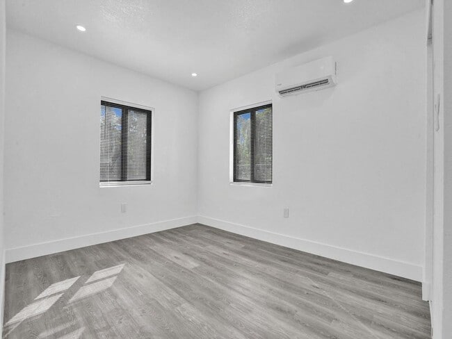 Building Photo - 940 SW 28th St