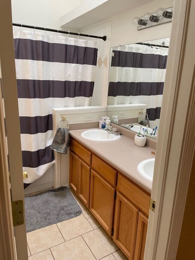 Building Photo - West El Paso 4 Bed 2.5 Bath Refrig A/C