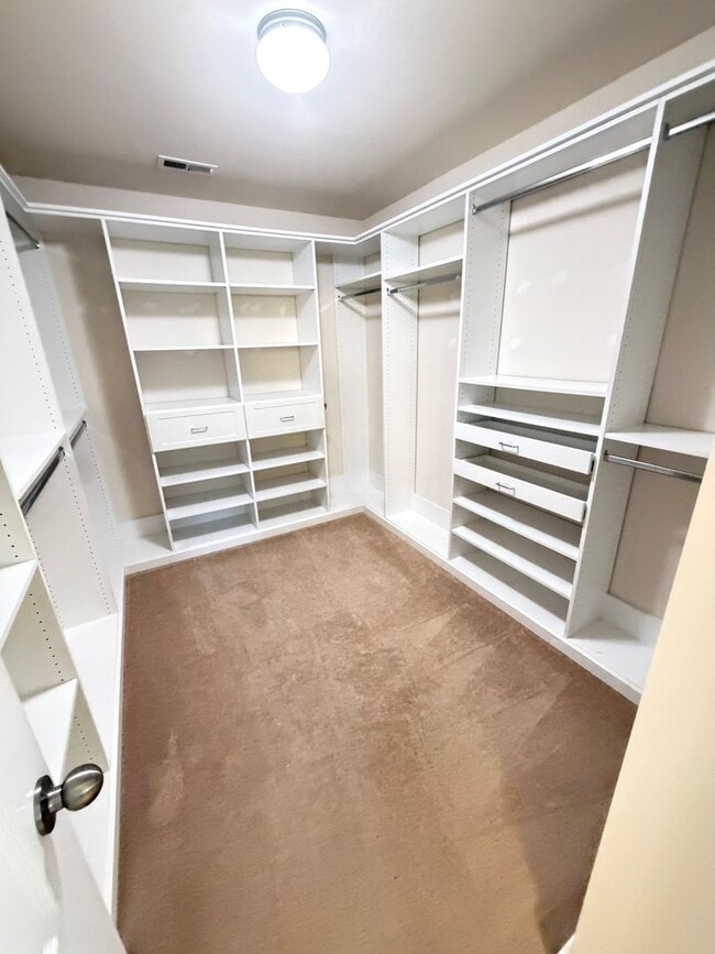 Building Photo - Expansive 5-Bedroom, 3-Story Home in Desirable Harrisburg Neighborhood