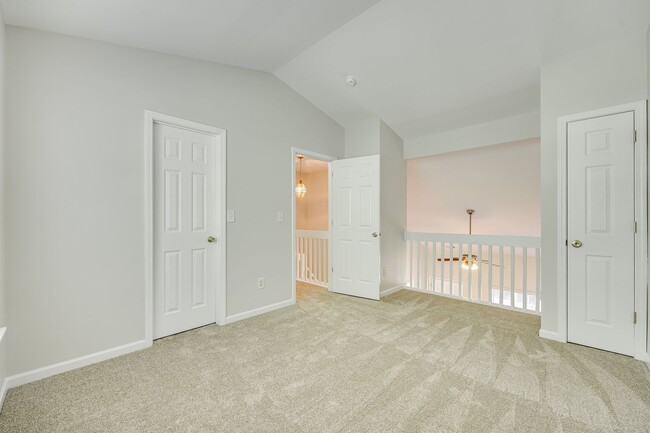 Building Photo - Beautiful 2 Bed 2.5 bath townhome in Benni...