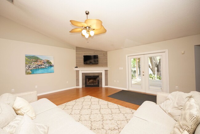 Building Photo - Silver Oaks Community