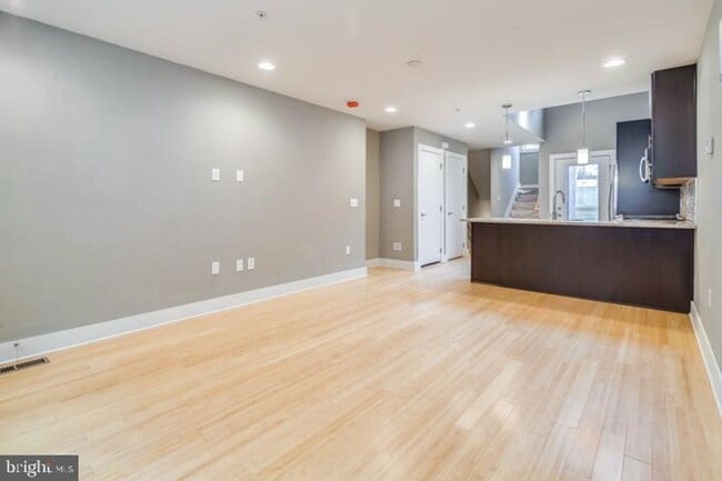 Building Photo - Fishtown Townhome