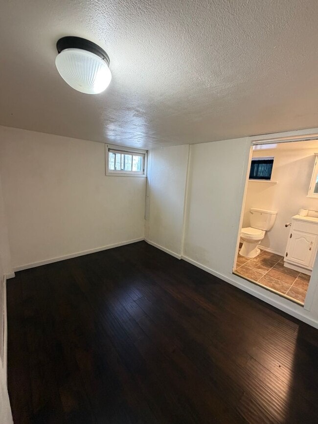 Building Photo - Large 3 bed 2 bath located close to downtown