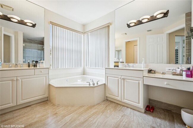 Building Photo - 4954 SW 186th Way