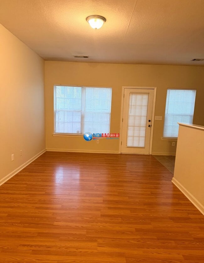 Building Photo - Spacious 3-bedroom townhouse in Riverdale