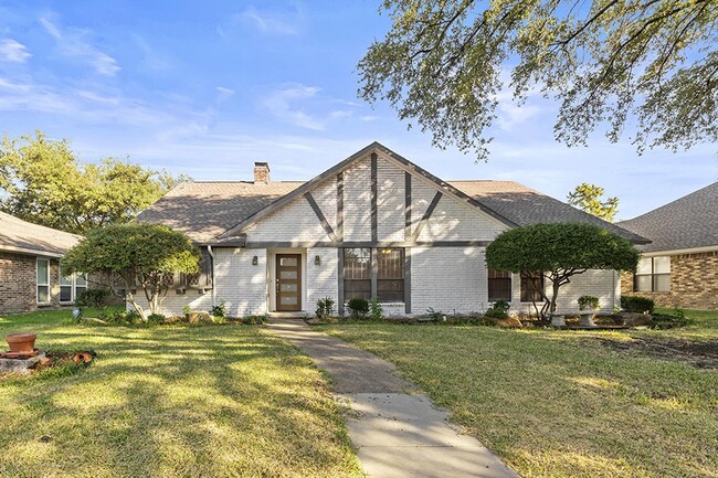 Primary Photo - Elegant Prestonwood home with fenced yard ...