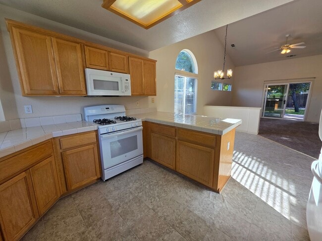 Building Photo - Single story home near CSU Stanislaus!