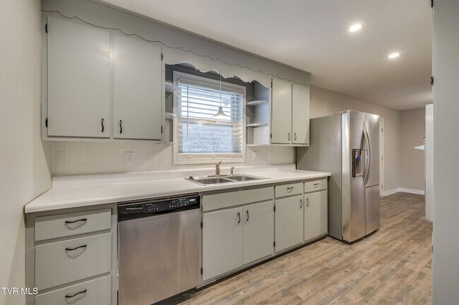 Building Photo - 336 W Ln St