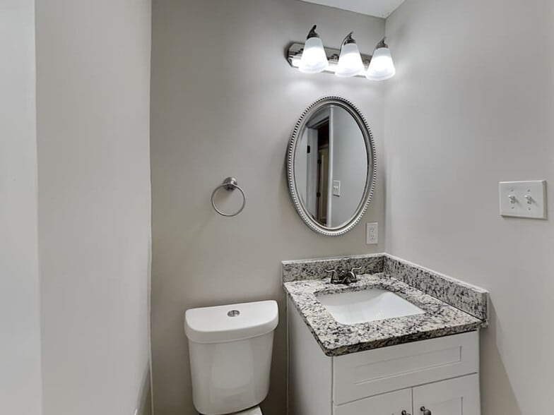 Building Photo - 335 Dartmouth Dr SW