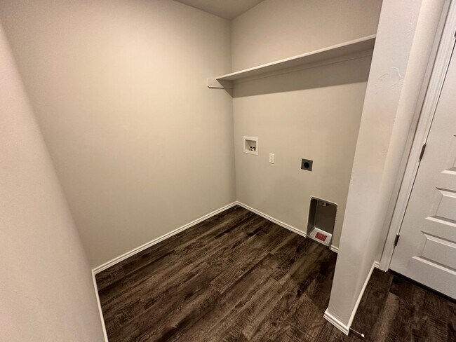 Building Photo - Move -in Special: Stunning 4-Bedroom, 2-Ba...