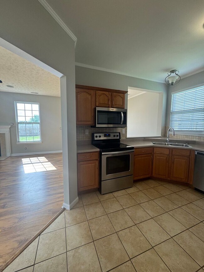 Building Photo - Three Bedroom Home with Fenced in Yard!