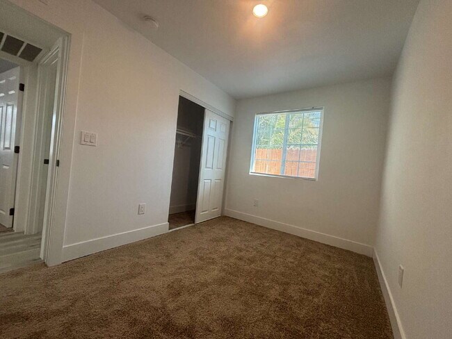 Building Photo - Fully remodeled and spacious 2 bed/2 bath with a den available- Las Vegas