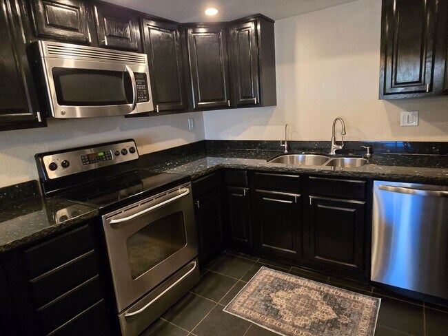 Building Photo - Beautiful two story, 3 bed, 1 full bath, 2...