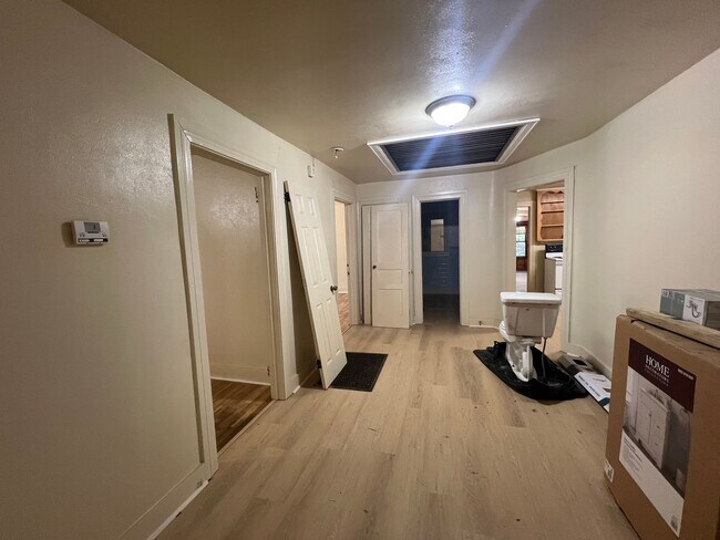 Building Photo - 4 bedroom 4 bathroom off Veterans Memorial...