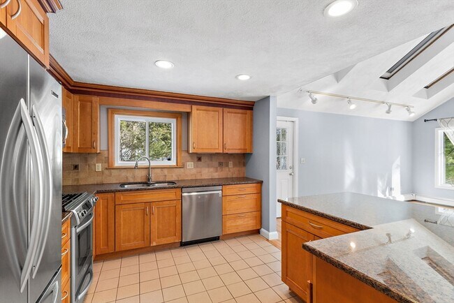 Building Photo - 77 Colonial Rd