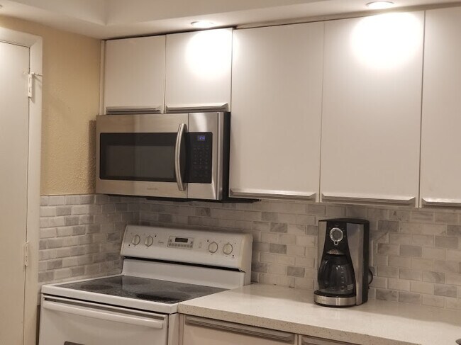 Building Photo - 305 N Pompano Beach Blvd