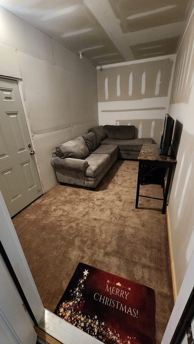 Building Photo - 1922 Flagpole Dr