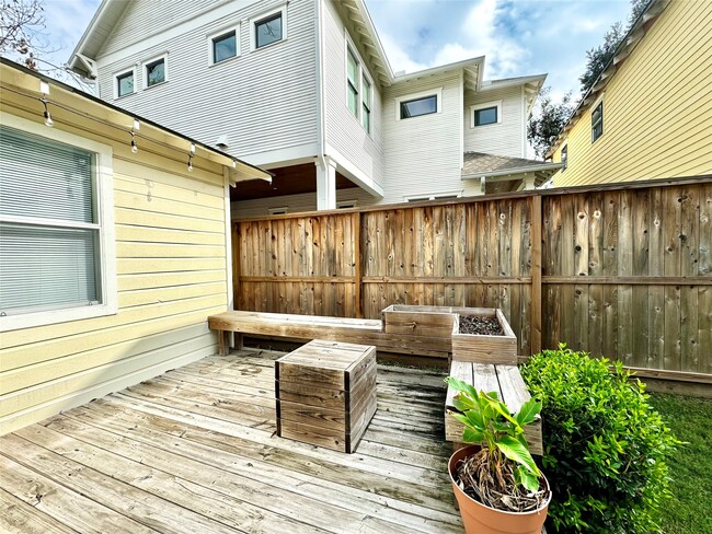 Building Photo - 1035 Louise St