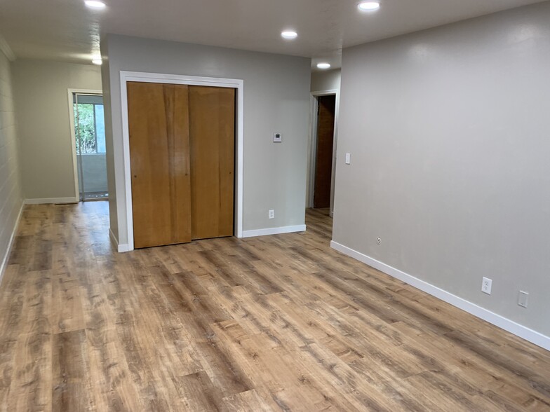 Building Photo - 896 Raymond Dr