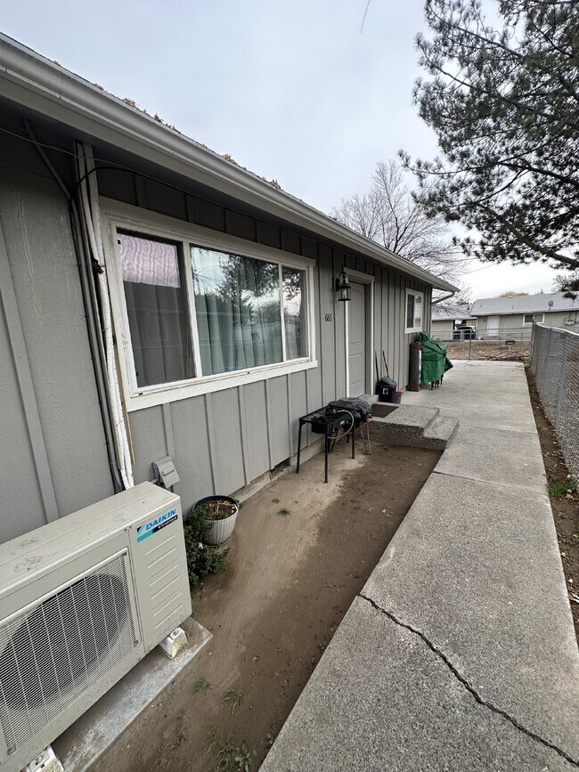 Building Photo - Desirable 2 bedroom 1 Bath Home in Ontario