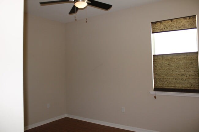 Building Photo - "Stunning 3 Bed/2 Bath Home with Lake View...
