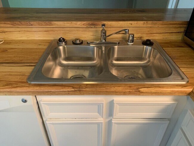 Building Photo - Spacious 1 Bedroom Parkway Pointe Condo!