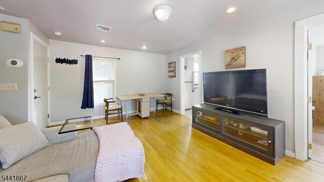 Building Photo - 408 Forest St