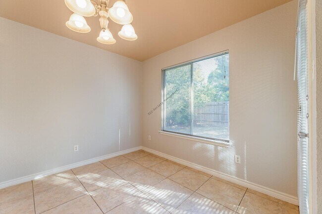 Building Photo - "Charming 3-Bedroom Home with 2 Full Baths in Pflugerville's Heart - 1315 Sq Ft of Comfort!"