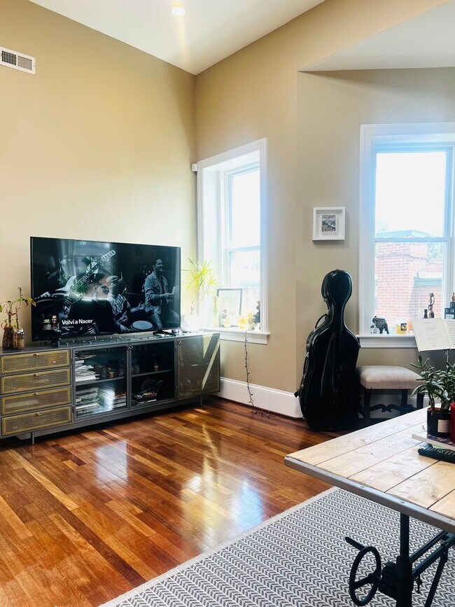 Building Photo - Columbia Heights Penthouse Condo | 1 Bed | 1 Bath | 600 Sf