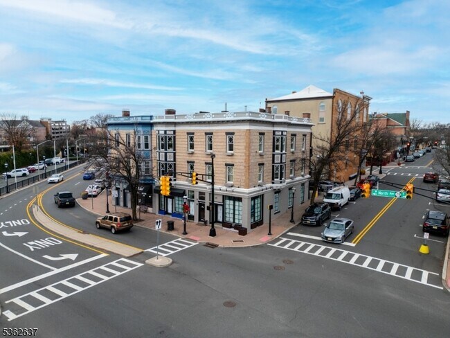 Building Photo - 15 N Ave E