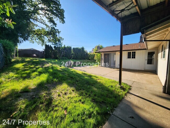 Building Photo - 3 br, 2 bath House - 3029 SE Swain Ave