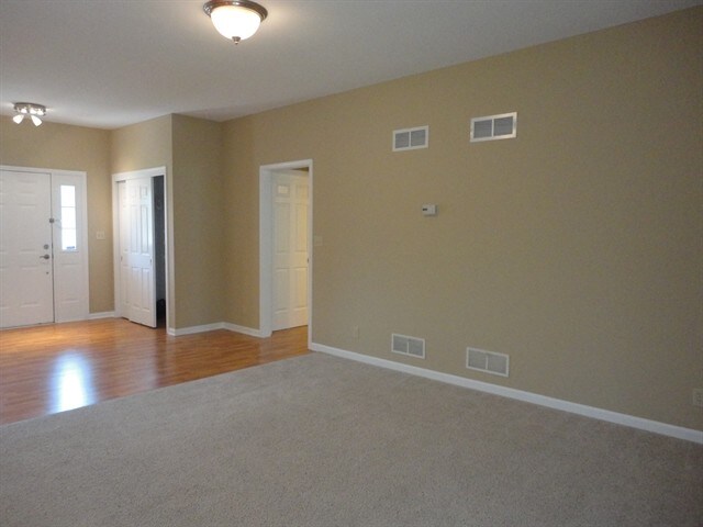 Building Photo - 744 Ridge View Dr