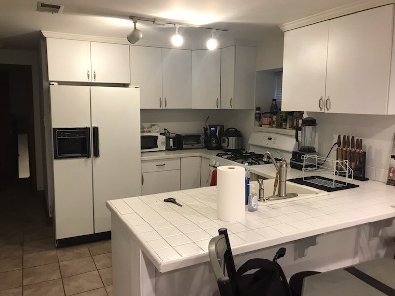 Kitchen - 2333 N Janssen Ave