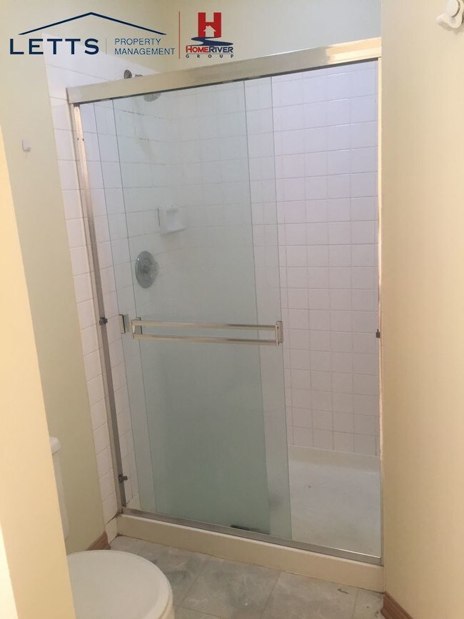 Building Photo - NEWLY RENOVATED 4 BDRM 2.5 BATH