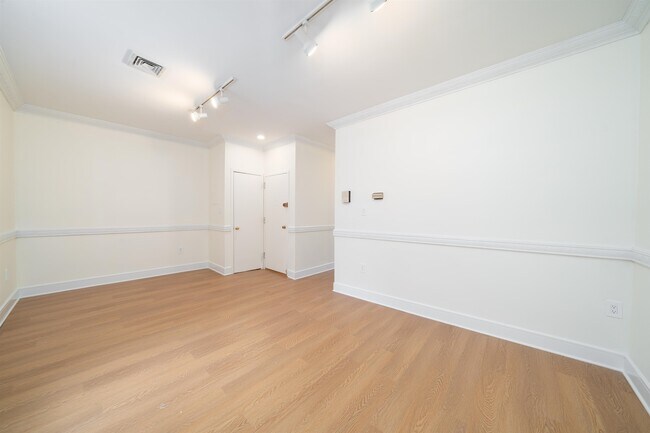 Building Photo - 104 6th St