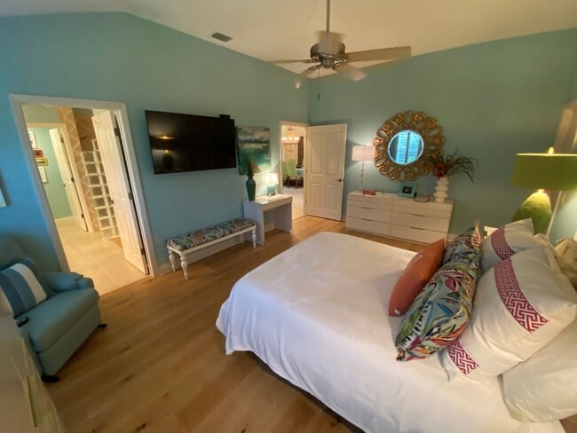 Building Photo - Exquisite - Turnkey, 3 bed + 2 1/2 Bath + ...