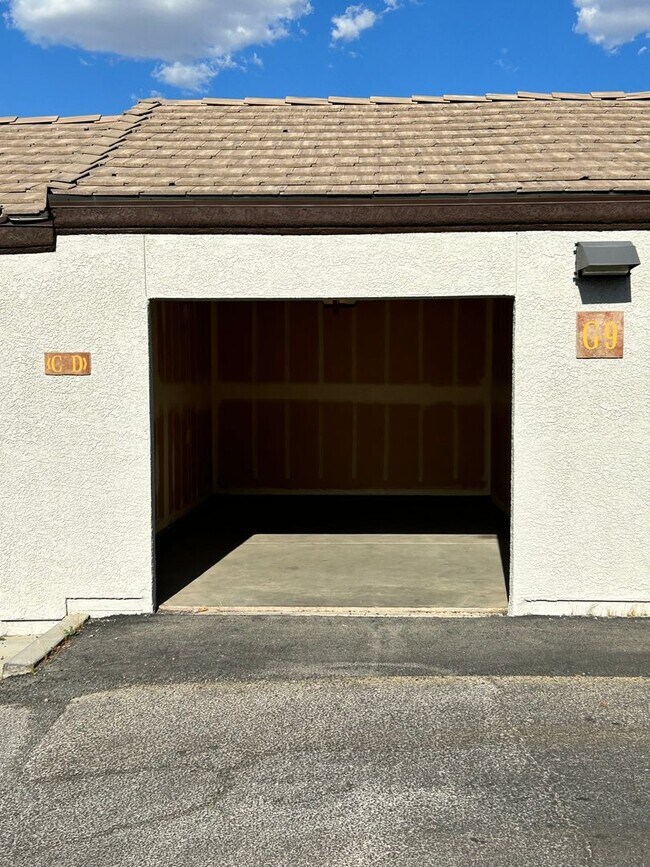 Building Photo - Charming 1 bedroom Condo with full size Ga...