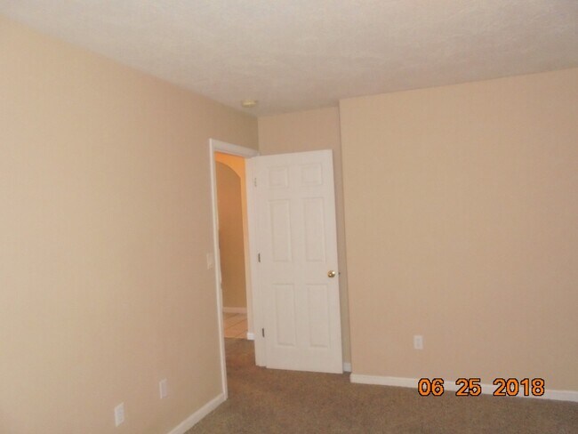 Building Photo - 467 NW Meadows Dr